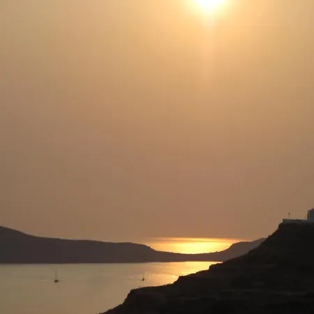 Entre Ciel Et Milos Grece *